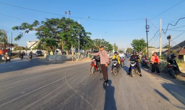 Personel-Polresta-Kupang-Kota-lakukan-pengaturan-Lalu-Lintas-di-titik-rawan-kecelakaan-dan-kemacetan.