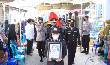 Polresta-Kupang-Kota-Laksanakan-Upacara-Pemakaman-Jenazah-Purnawirawan-Iptu-Syamsudin-Burhan