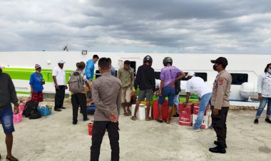 Personel-Polsubsektor-Pelabuhan-Tenau-Laksanakan-Pengamanan-Kedatanagan-dan-Keberangkatan-Kapal-Penumpang-di-Dermaga-Lokal-Pelabuhan-Tenau-Kupang