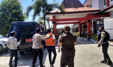 Ratusan-Personel-Polresta-Kupang-Kota-Kawal-dan-Amankan-Sidang-Kasus-“Penkase”