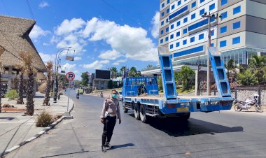 Satuan-Lantas-Polresta-Kupang-Kota-Tertibkan-Parkiran-di-Depan-Hotel-Aston