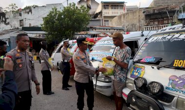 Kapolresta-Bagikan-Bantuan-Sembako-Kepada-Puluhan-Sopir-Angkot-Yang-Terdampak-Kenaikan-BBM-di-Terminal-Kupang