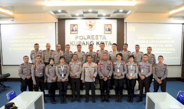 Kapolresta-Menutup-Latnis-Dan-Latja-Siswa-SIP-Angkatan-51-TA.-2022-Polresta-Kupang-Kota