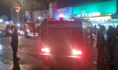 Dengan-Sigap-Personel-Polresta-Kupang-Kota-Bantu-Padamkan-Kebakaran-Yang-Melanda-Rumah-Warga-Di-Kota-Kupang