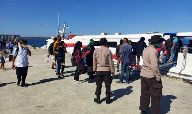 Personel-Polresta-Kupang-Kota-Melaksanakan-Giat-Pengamanan-Embarkasi-Penumpang-KFC-Express-Cantika