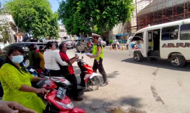 Personel-Sat-Lantas-Polresta-Kupang-Kota-Himbau-Tertib-Berlalu-Lintas-Pada-Umat-Gereja-Koinonia