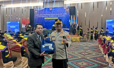 Kapolresta-Kupang-Kota-Hadiri-Kegiatan-Penyerahan-Ijazah-Universitas-Terbuka