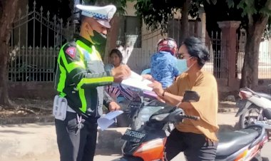 Giat-Rutin-Satuan-Lalulintas-Polresta-Kupang-Kota-Saat-Melakukan-Himbauan-Penggunaan-Helm-saat-ke-Tempat-Ibadah.