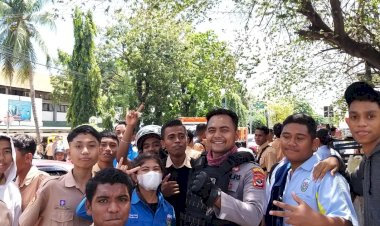 Antisipasi-Tawuran-Antaar-Pelajar,-Anggota-Samapta-Polresta-Kupang-Kota-Beri-Himbauan-Kamtibmas-Kepada-Pelajar-SMKN-2-Kupang