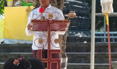 Usai-Persembahyangan-Hari-Raya-Saraswati,-Sat-Binmas-Polresta-Kupang-Kota-Berikan-Himbauan-Tertib-Berlalulintas-dan-Selalu-Menjaga-Keamanan
