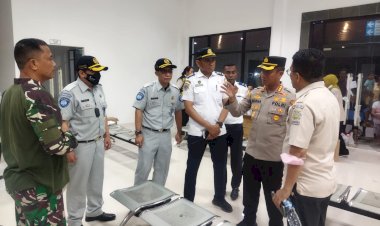 Kapolresta-Pimpin-Pengamanan-Evakuasi-Korban-Kebakaran-Kapal-Chantika-Ekspress-77