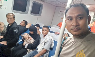 Gunakan-Pakaian-Dinas-Untuk-Selimuti-Bayi-Korban-KMP-Cantika-77,-Personel-Polresta-Kupang-Kota-Bantu-Evakuasi-Korban-di-Tengah-Laut