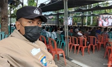 Bhabinkamtibmas-Naikolan-Melayat-dan-Laksanakan-Pengamanan-Ibadah-Penguburan-Warga-.