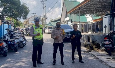 Bhabinkamtibmas-Laksanakan-Pengamanan-Gereja-Imbau-Masyarakat-Agar-Tetap-Terapkan-Protokol-Kesehatan
