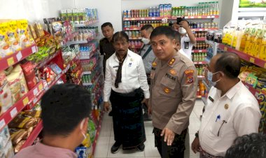 Cek-harga-pasar-Wakapolresta-Kupang-Kota-AKBP-Aldinan-R.-J.-H.-Manurung-SH.-SIK.-MSi-sidak-ke-pasar
