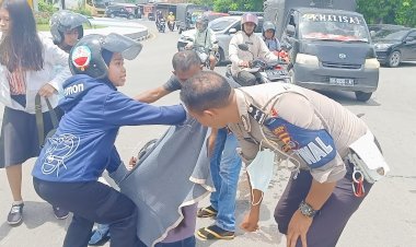 Sigap,-Personel-Sat-Lantas-Polresta-Kupang-Kota-Bantu-Evakuasi-Korban-Kecelakaan