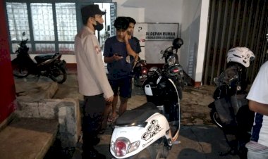 Antisipasi-Kemacetan-dan-Pelanggaran-Lalulintas,-Personel-Polsek-Oebobo-Laksanakan-Strong-Point-Pengaturan-Malam