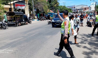 Pastikan-Kelancaran-Arus-Lalulintas-dan-Parkiran-Yang-Tertib,-Sat-Lantas-Polresta-Kupang-Kota-Laksanakan-Pengaturan-di-Depan-Kantor-Pos.