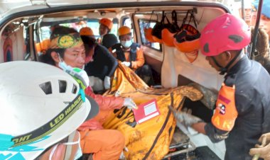 Hujan-rintik-sejak-pagi-tak-halangi-evakuasi-5-korban-gempa-Cianjur