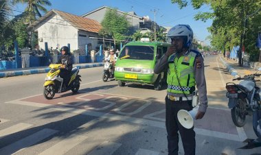 Meminimalisir-Kemacetan-Dan-Kecelakaan-Personel-Sat-Lantas-Laksanakan-Pengaturan-Dan-Penyebrangan-Anak-Sekolah