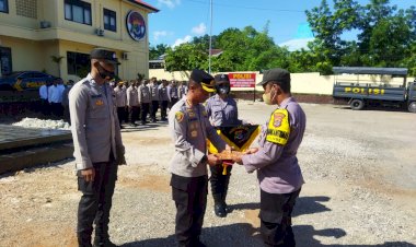 Bentuk-Apresiasi,-Kapolresta-Kupang-Kota-Beri-Penghargaan-Pada-Anggota-Berprestasi