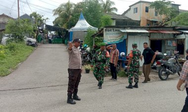 Tunjukan-Rasa-Empati,-Babinkamtibmas-Kelurahan-Kolhua-Melayat-Warga-Yang-Meninggal