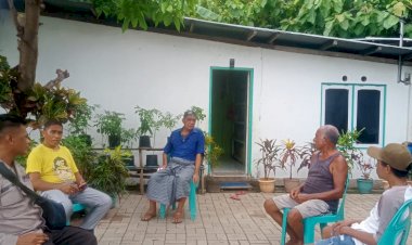 Laksanakan-Patroli-Dialogis,--Bhabinkamtibmas-Polresta-Kupang-Kota-Sambangi-Rumah-Warga