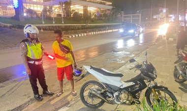 Antisipasi-Kemacetan-Lalulintas,-Sat-Lantas-Polresta-Kupang-Kota-Laksanakan-Penertiban-Parkiran-Depan-Hotel-Aston