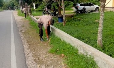 Bhabinkamtibmas-dan-Warga-Masyarakat-Laksanakan-Kerja-Bakti-di-Pospol-Batuplat