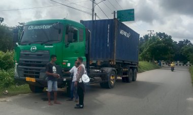 Patwal-Sat-Lantas-Resta-Kupang-Kota-Tertibkan-Truk-Kontainer.