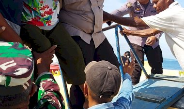 KP3-Laut-Tenau-Membantu-Penumpang-Yang-Sakit-Saat-Menaiki-Kapal-Bahari-1F.