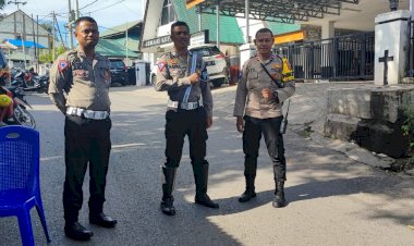 Bhabinkamtibmas-Kelurahan-Oetete-Bersama-Personel-Lantas-Laksanakan-Pengamanan-Ibadat-Minggu-Pagi-di-Gereja-GMIT-Kefas