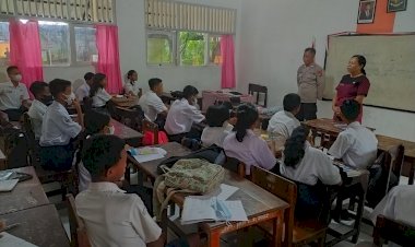 Sambangi-SMP-Negeri-2-Kupang,-Satbinmas-Polresta-Kupang-Kota-Berikan-Himbauan-Kamtibmas-Kepada-Para-Siswa