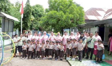 Ibu-Ketua-Bhayangkari-Daerah-NTT-Mengunjungi-TK-Kemala-Bhayangkari-Kupang-dan-Berikan-Bantuan-Kepada-Pegawai-Kebersihan