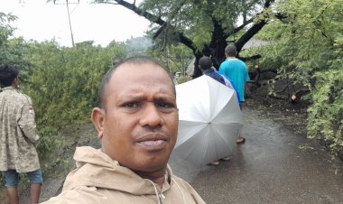 Bhabinkamtibmas-Manutapen-Bersama-Warga-Pindahkan-Pohon-Tumbang-Yang-Halangi-Jalan