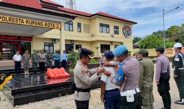 Dalam-Rangka-Cipta-Kondisi-Kamseltibcarlantas-Jelang-Idul-Fitri-1444-H,-Polresta-Kupang-Kota-Laksanakan-Apel-Gelar-Pasukan.