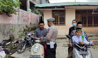 Laksanakan-Pengamanan-Sholat-Jumat,-Sat-Lantas-Polresta-Kupang-Kota-Sampaikan-Himbauan-Keselamatan-Berlalulintas