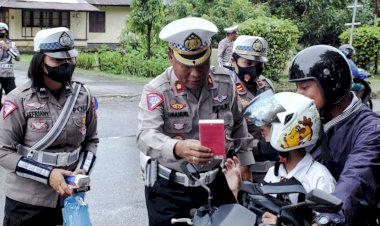 Operasi-Keselamatan-Turangga-Masuki-Hari-Ke-8,-Personel-Satlantas-Polresta-Kupang-Kota-Terus-Lakukan-Himbauan-dan-Pemberian-Reward-Kepada-Pengendara-kendaraan-bermotor.