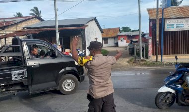 Antisipasi-Kemacetan,-Bhabinkamtibmas-Polresta-Kupang-Kota-Rutin-Laksanakan-Pengaturan-Lalin-Dan-Teguran