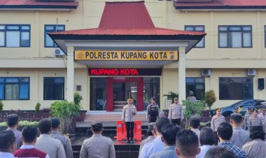 Wujudkan-Pelayanan-Terbaik,-Kapolresta-Kupang-Kota-Perintahkan-Anggota-Coklatkan-Jalan-Raya