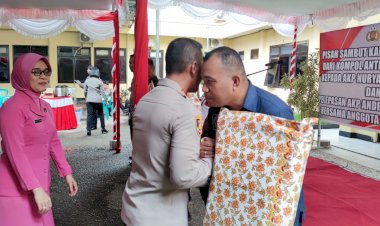 Tradisi-Baru-Dilakukan-Oleh-Kapolresta-Kupang-Kota-Terhadap-Personel-Yang-Pindah-Tempat-Tugas.