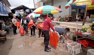 Sinergitas,-Kapolsek-Maulafa-Ajak-Personelnya-Laksanakan-Kerja-Bakti-Bersama-Di-Pasar-Penfui