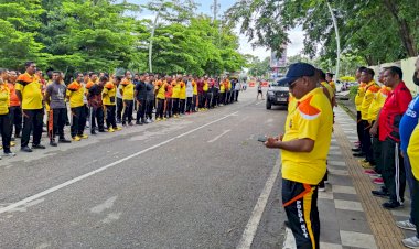 Jaga-Kondisi-Tetap-Prima,-Wakapolresta-Kupang-Kota-Pimpin-Personel-Olah-Raga-Pagi-di-Arena-Car-Free-Day.