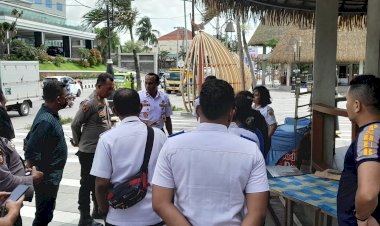 Kapolsek-Kelapa-Lima-Polresta-Kupang-Kota-Mengikuti-Kegiatan-Penertiban-PKL-Di-Pantai-Wisata-Kelapa-Lima-Kota-Kupang