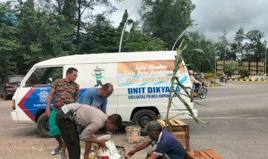 Antisipasi-Kecelakaan,-Satlantas-Polresta-Kupang-Kota-Tambal-Jalan-Berlubang.