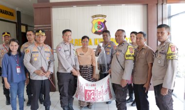 Penyerahan-Bibit-Ikan-Lele-dari-Pemkot-Kupang,-Kapolresta:-Kami-Bantu-Peningkatan-Ekonomi-Masyarakat-Kecil-dan-Pencegahan-Stunting-di-Kota-Kupang.