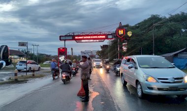 Ciptakan-Kamseltibcarlantas,-Personel-Polresta-Kupang-Kota-Lakukan-Pengaturan-Sore-Hingga-Malam-Hari