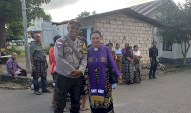 Jelang-Perayaan-Paskah,-Bhabinkamtibmas--Naimata-Pantau-Pelaksanaan-Prosesi-Jalan-Salib-Umat--GMIT-Bait-El.