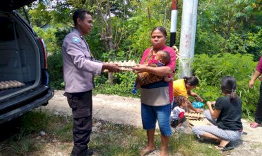 Tekan-Angka-Stunting-di-NTT,-Bhabinkamtibmas-Polsek-Maulafa-Salurkan-Bantuan-Telur-Ayam-Polda-NTT-Untuk-Anak-Gizi-Buruk