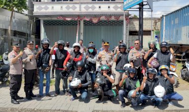 Sebagai-Tanda-Kemitraan-Polresta-Kupang-Kota-Dengan-Tukang-Ojek,-Kapolresta-Bagikan-Rompi-Secara-Gratis.